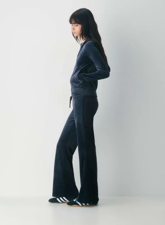 Courtney Velourshose Courtney Velourshose