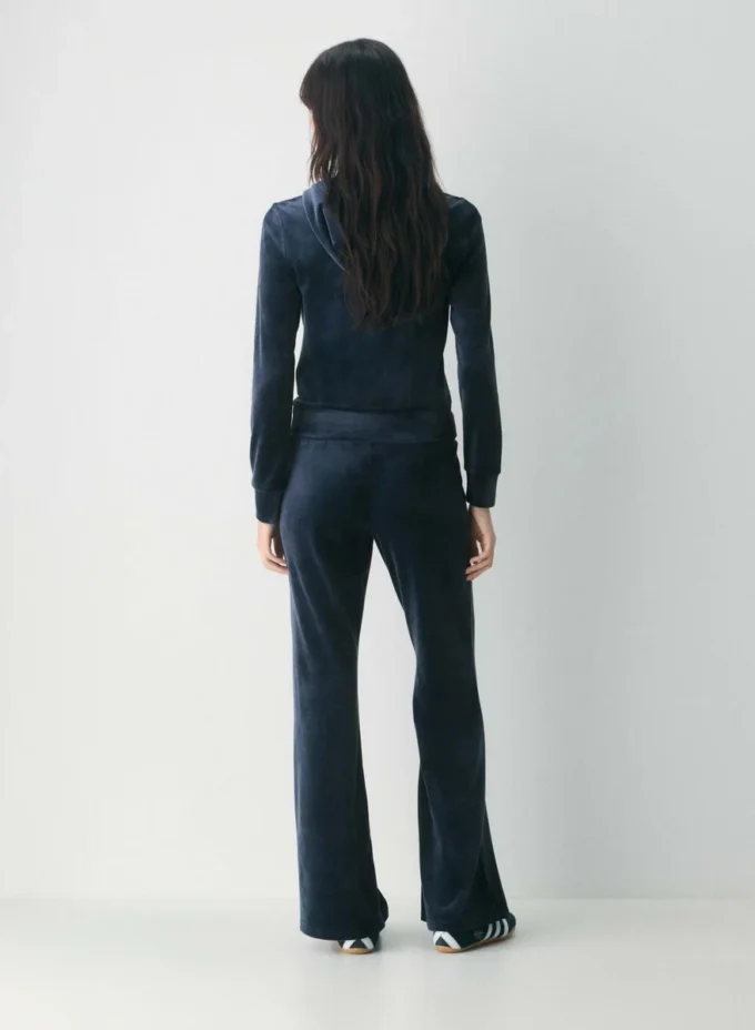 Courtney Velourshose Courtney Velourshose