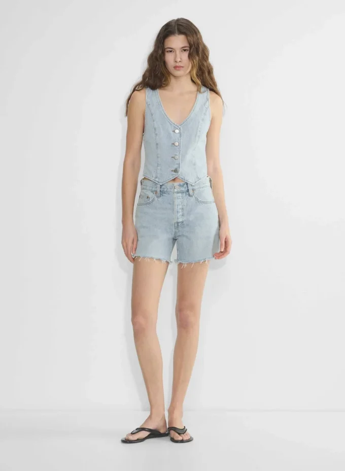 Denim Forum Die Mia-Jeansweste im Stil der 90er Jahre Denim Forum Die Mia-Jeansweste im Stil der 90er Jahre
