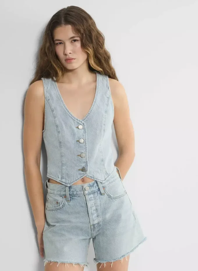 Denim Forum Die Mia-Jeansweste im Stil der 90er Jahre Denim Forum Die Mia-Jeansweste im Stil der 90er Jahre