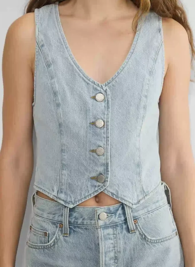 Denim Forum Die Mia-Jeansweste im Stil der 90er Jahre Denim Forum Die Mia-Jeansweste im Stil der 90er Jahre
