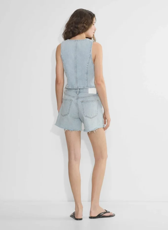 Denim Forum Die Mia-Jeansweste im Stil der 90er Jahre Denim Forum Die Mia-Jeansweste im Stil der 90er Jahre