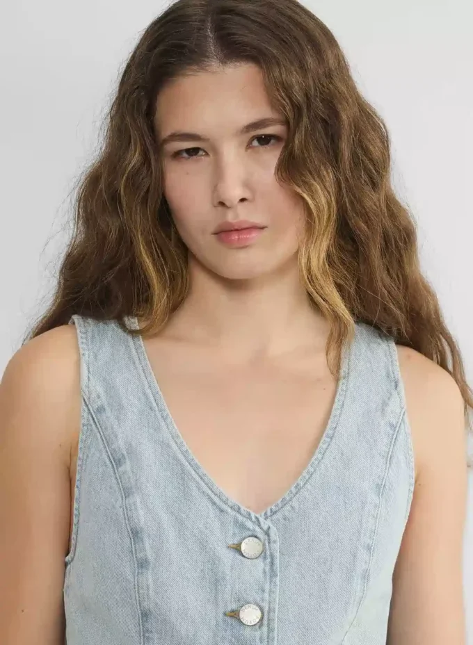 Denim Forum Die Mia-Jeansweste im Stil der 90er Jahre Denim Forum Die Mia-Jeansweste im Stil der 90er Jahre