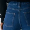 Denim Forum Uma Curve-Fit-Jeans mit hoher Leibhöhe und geradem Bein Denim Forum Uma Curve-Fit-Jeans mit hoher Leibhöhe und geradem Bein