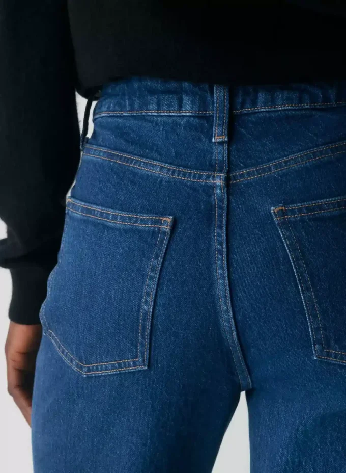 Denim Forum Uma Curve-Fit-Jeans mit hoher Leibhöhe und geradem Bein Denim Forum Uma Curve-Fit-Jeans mit hoher Leibhöhe und geradem Bein
