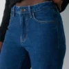 Denim Forum Uma Curve-Fit-Jeans mit hoher Leibhöhe und geradem Bein Denim Forum Uma Curve-Fit-Jeans mit hoher Leibhöhe und geradem Bein
