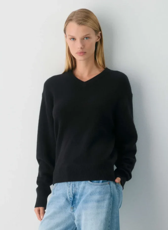 Essential Cashmere Sweater mit lockerem V-Ausschnitt Essential Cashmere Sweater mit lockerem V-Ausschnitt