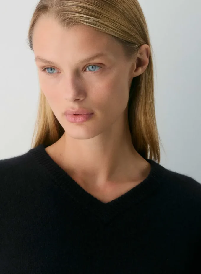 Essential Cashmere Sweater mit lockerem V-Ausschnitt Essential Cashmere Sweater mit lockerem V-Ausschnitt