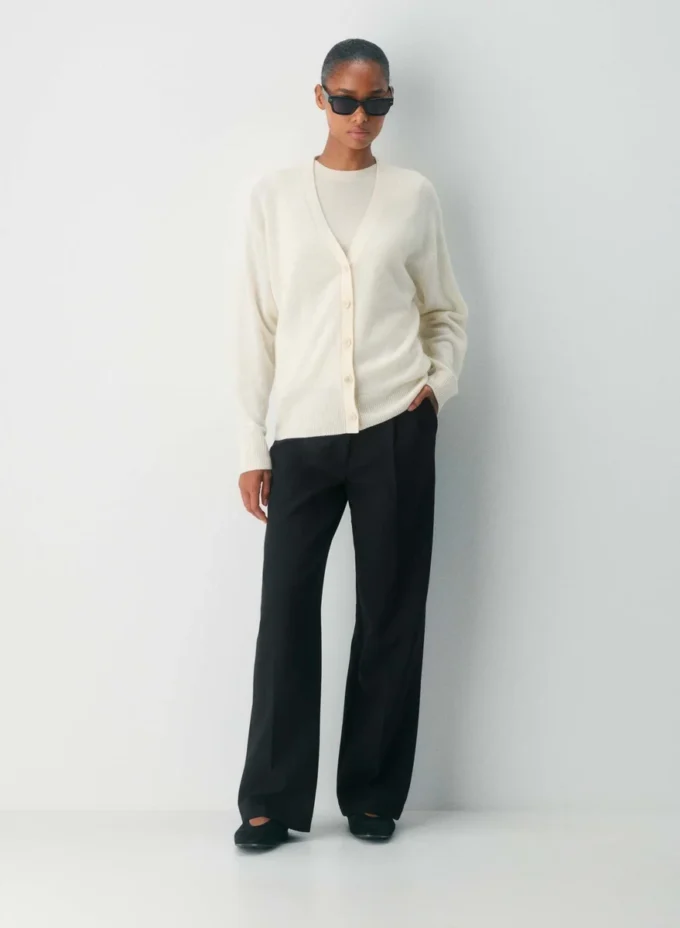 Feather Cashmere Locker geschnittene Strickjacke mit V-Ausschnitt Feather Cashmere Locker geschnittene Strickjacke mit V-Ausschnitt