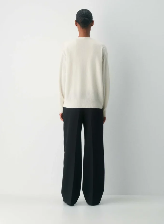 Feather Cashmere Locker geschnittene Strickjacke mit V-Ausschnitt Feather Cashmere Locker geschnittene Strickjacke mit V-Ausschnitt