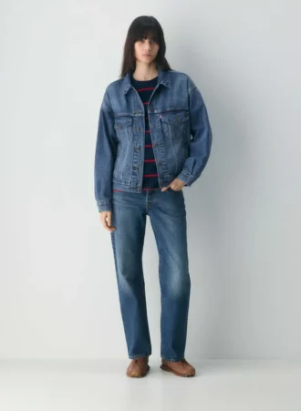 Levi’s Truckerjacke im Stil der 90er Jahre