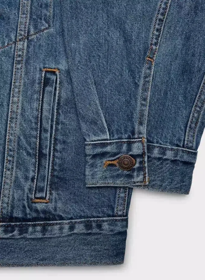 Levi’s Truckerjacke im Stil der 90er Jahre Levi’s Truckerjacke im Stil der 90er Jahre
