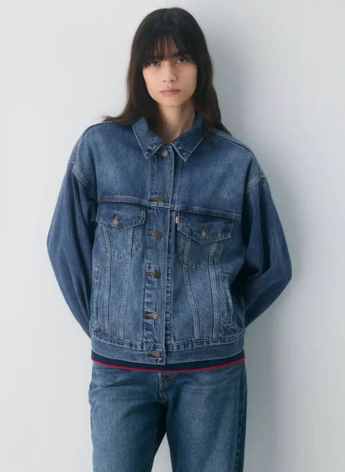 Levi’s Truckerjacke im Stil der 90er Jahre Levi’s Truckerjacke im Stil der 90er Jahre