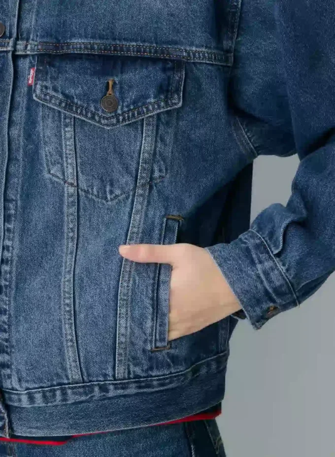 Levi’s Truckerjacke im Stil der 90er Jahre Levi’s Truckerjacke im Stil der 90er Jahre