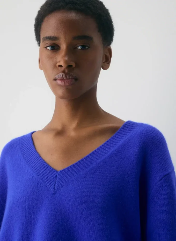 Plüschkaschmir-Pullover mit übergroßem V-Ausschnitt Plüschkaschmir-Pullover mit übergroßem V-Ausschnitt