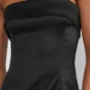 Schimmerndes Satin-Etuikleid Schimmerndes Satin-Etuikleid