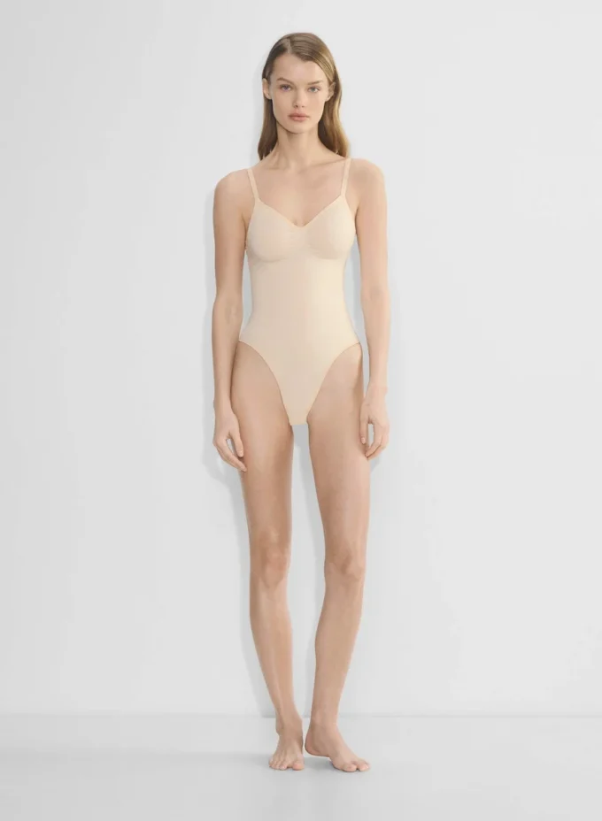 ShapeEnhance™ Body mit tiefem Rückenausschnitt und String-Schnitt