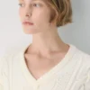 Traditioneller Strickpullover mit V-Ausschnitt aus Merinowolle
