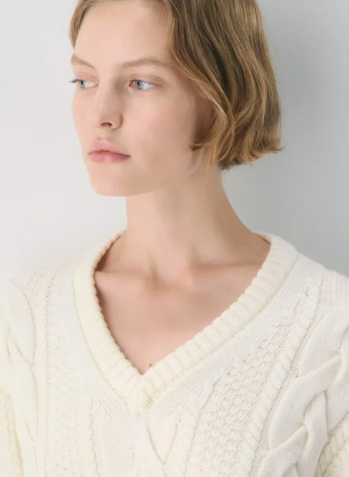 Traditioneller Strickpullover mit V-Ausschnitt aus Merinowolle