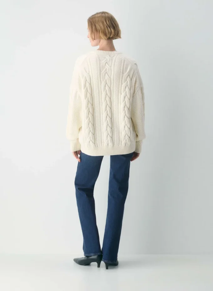 Traditioneller Strickpullover mit V-Ausschnitt aus Merinowolle