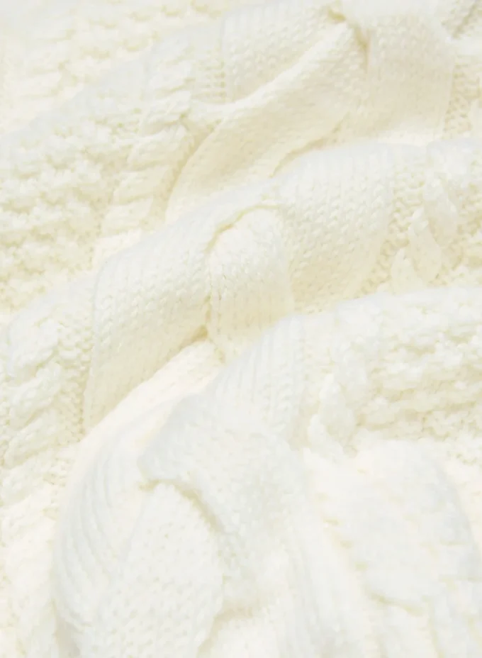 Traditioneller Strickpullover mit V-Ausschnitt aus Merinowolle