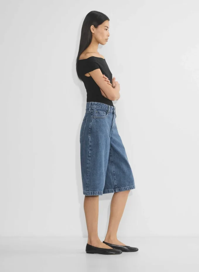 Werbung Denim-Shorts unterhalb des Knies Werbung Denim-Shorts unterhalb des Knies