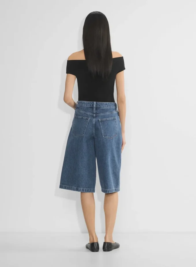 Werbung Denim-Shorts unterhalb des Knies Werbung Denim-Shorts unterhalb des Knies