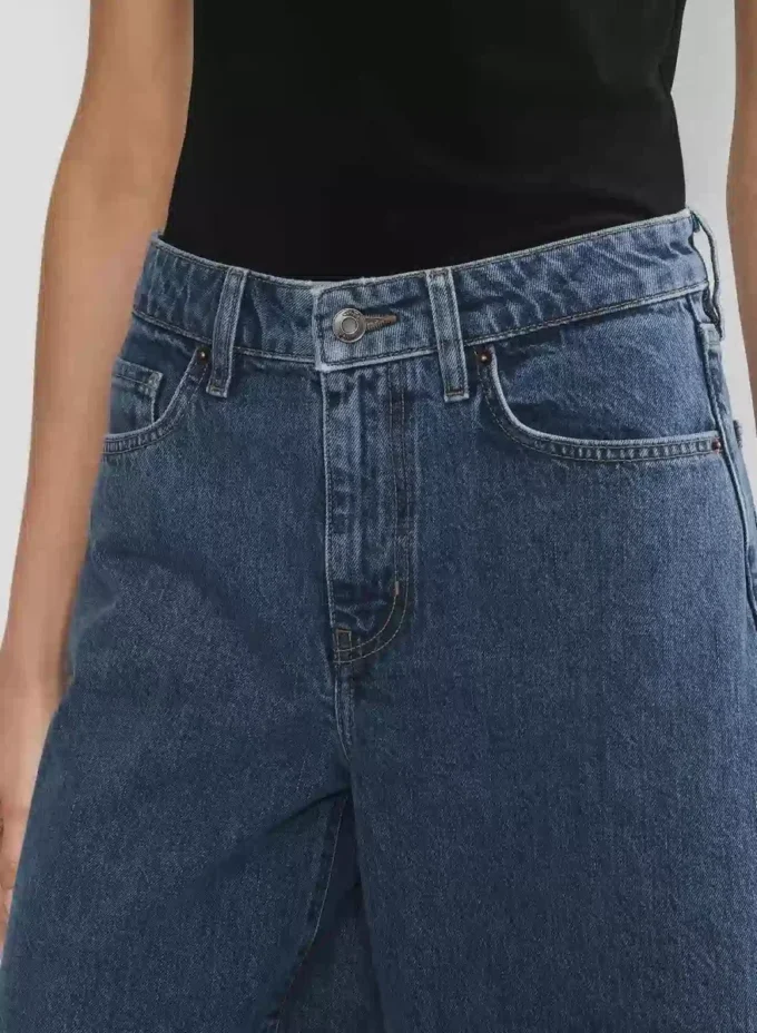 Werbung Denim-Shorts unterhalb des Knies Werbung Denim-Shorts unterhalb des Knies